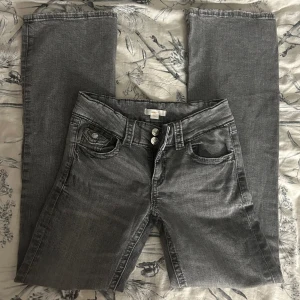 Gina tricot jeans - Säljer de här snygga jeansen ifrån Gina tricot Young pågrund av att de är för små på mig!❤️