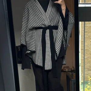Poncho / cape / slängkappa / cardigan / kofta - Supersnygg Lillie Cape perfekt till våren, ger stockholmsstil, helt slutsåld  Oanvänd med lappen & kvitto kvar  Finns uppe på andra sidor