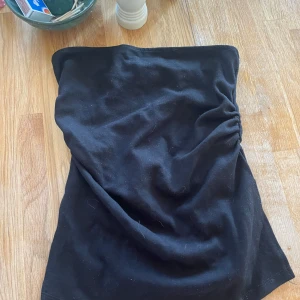 Svart tubtopp från Bershka - Svart tubtopp med slit storlek xs