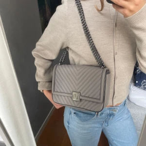 Axelremsväska/crossbody - Victoria Secret - Riktigt snygg ”Crossbody” / axelremsväska med kedja från Victoria Secret, endast använd 1 gång! Så i princip ny. 