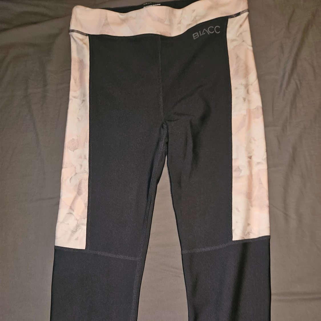 Gråa leggings från Blacc med mönstrade detaljer