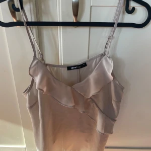 Beige linne från Gina Tricot - Fint beiget linne, storlek 34