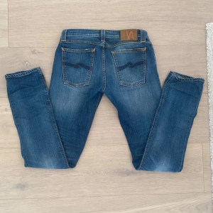 Nudie Jeans - Ett par riktigt snygga jeans från nudie | modellen heter slim kim och är väldigt eftertraktad då den inte säljs längre | storlek W27 och sitter som l32 | byxorna är i mycket bra skick och det finns inga defekter | hör av er vid minsta fundering 💭 