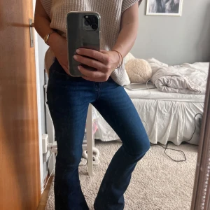 Mörkblå bootcut jeans - Helt nya Lois jeans som jag endast klippt av lappen från, st 25/30 nypris 2100, skriv gärna om du har nån fråga🥰 har kvitto och lapp kvar