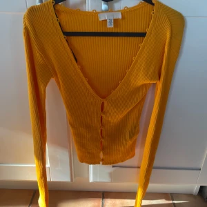 Tröja/kofta från hm - Gul tröja med knappar från hm, storlek xs