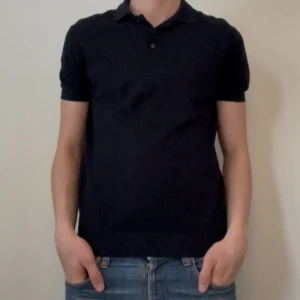 MÖRKBLÅ ZARA PIKÉ - En mörkblå piké från ZARA | Storlek: M | nypris: ca 500 :- | mitt pris: 175 :- | Bra skick | Perfekt till sommaren | Funderingar? Skriv! 