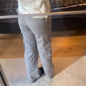 Grå cargobyxor från Gina tricot  - Säljer ett par grå cargobyxor från Gina tricot. Byxorna har flera praktiska fickor och en normal passform.  Är helt oanvända. Ord pris 499 kr, pris kan diskuteras vid snabbköp. 