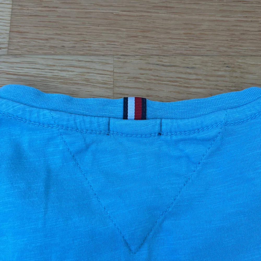 Snygg blå t-shirt från Tommy Hilfiger i ekologisk bomull. Den har korta ärmar och ett stort tryck med logotypen på framsidan. Perfekt för en avslappnad stil.. T-paidat.