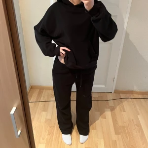 Svarta byxor - Svarta mysiga byxor ifrån Gina. Säljer inte tillsammans med hoodien ❗️. Säljer däremot hoodien inne på min plick så kika där om du är ute efter hoodien 💓kontakta för frågor eller fler/bättre bilder! Inga skavanker.