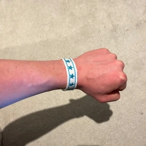 Vitt och blått armband med stjärnor - Snyggt armband i vitt med blå stjärnmönster. Liknar det sjukt snygga dior armbandet. Vid minsta fråga eller fundering hör av er🤝