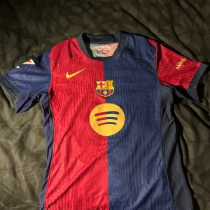 Barcelonatröja Player Edition - Dri fit adv Fc Barcelona tröja. Från säsongen 24/25 med Raphinha på ryggen. 