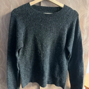 Svart stickad tröja - En svart tröja från Vero Moda i mycket bra skick, använd ett fåtal gånger. 