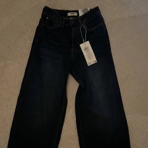 Mörkblå jeans wide leg - Snygga mörkblå jeansbyxor från ONLY wide leg.