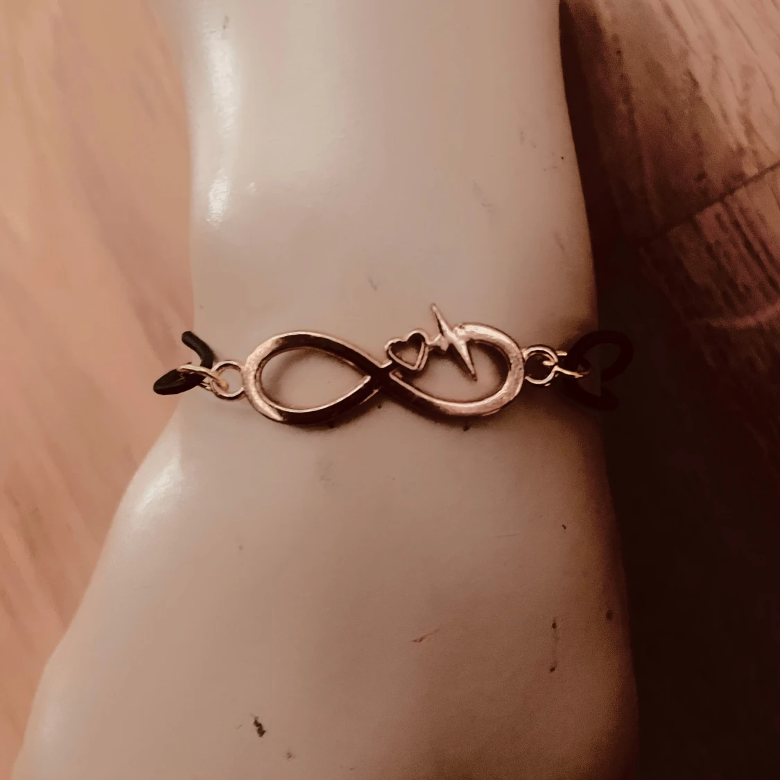 By prisförslag- Armband med guld oändlighetssymbol och hjärtslag - 2