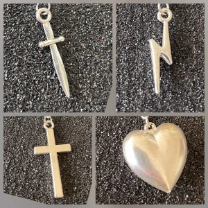 By prisförslag- Halsband med valfritt hänge silver/ guld - Stilrent halsband med ett valfritt hänge, finns i både silver och guld. Perfekt för att lägga till en subtil touch av elegans till din look. Kedjan är enkel och tidlös, vilket gör den lätt att matcha med andra smycken.