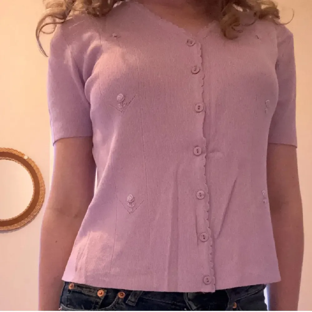 Så himla fin blus med knappar som tyvärr aldrig kommer till användning. Väldigt bra skick, i princip aldrig använd. . Puserot.