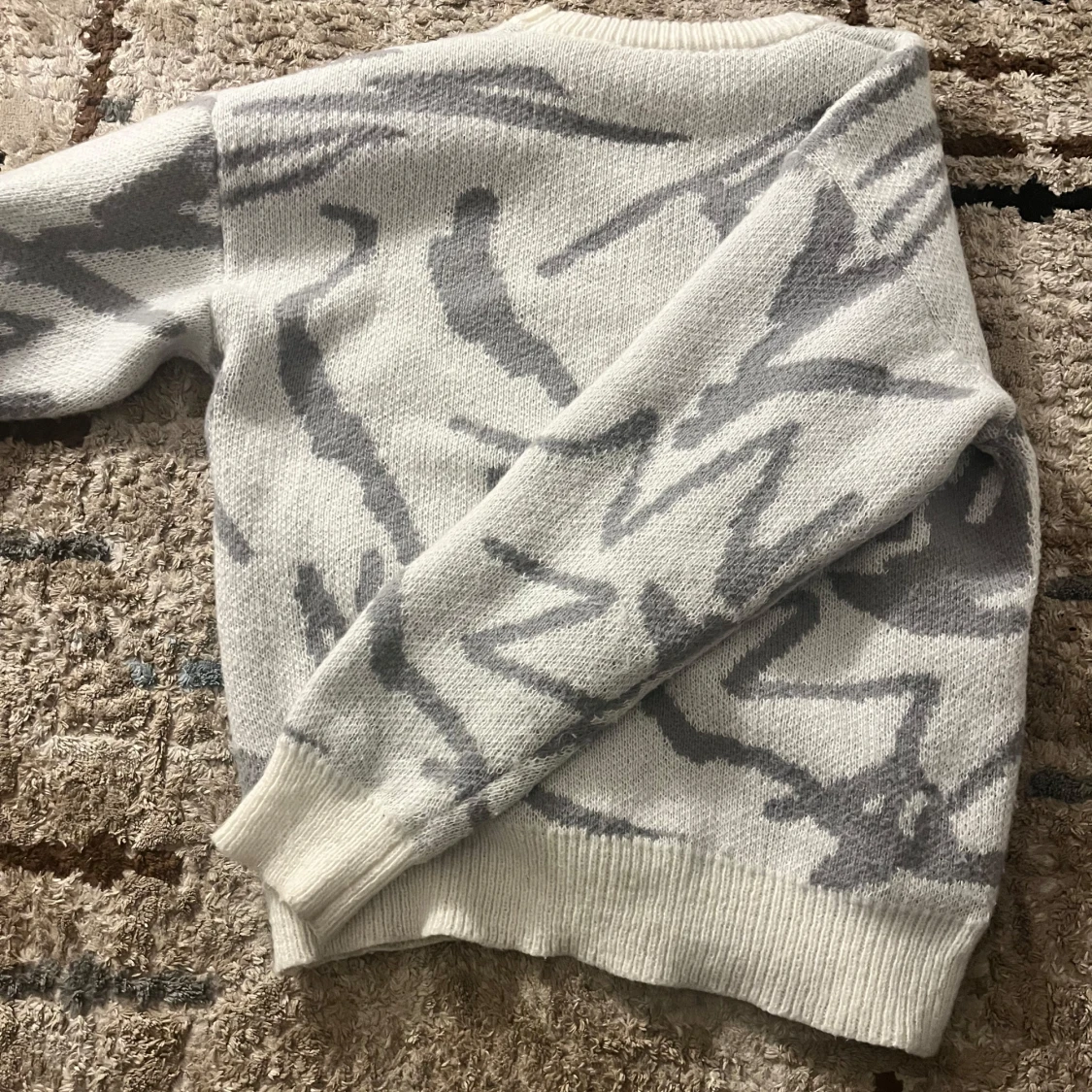 Grå och vit stickad tröja - 3