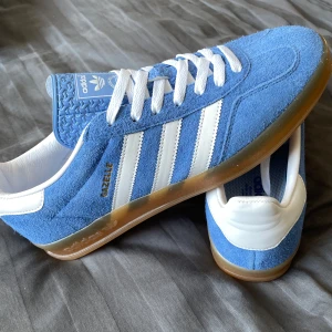 Blå Adidas Gazelle sneakers - Snygga blå Adidas Gazelle, de är aldrig använda och måste iväg fort så lägg gärna bud eller ställ frågor!!!!!
