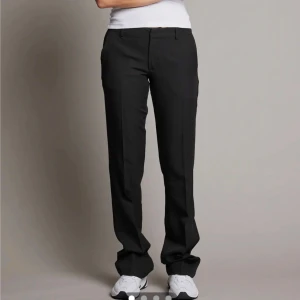 Kostymbyxor Vera Tall - Svarta kostymbyxor från bikbok i modellen Vera tall. Låg midja och långa i benen😍 Lite slitna längst ner för jag har gått på dom. 