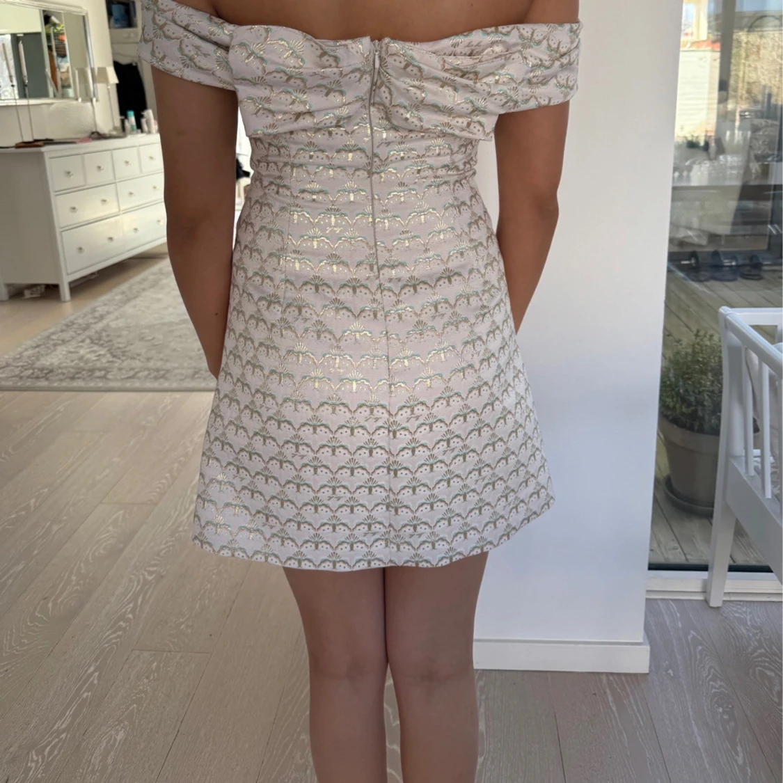 Offshoulder klänning med guldmönster - 1