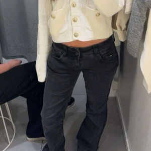 Low waist bootcut - Low waist jeans från pepe jeans, sydda så att de är mer bootcut och även insydda i midjan ☺️ igen defekter 💞passar mig perfekt som är 167!