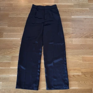 Svarta kostymbyxor i satin - Svarta kostymbyxor i satin från hm