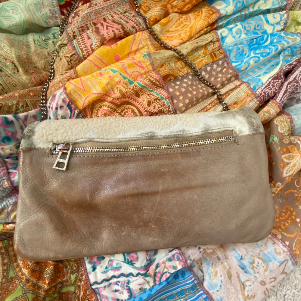 Snygg beige axelväska med kedjerem från Zadig & Voltaire. Perfekt till att piffa till en outfit med. Väskan är väll använd och har täcken på användning. Pris kan diskuteras.🌷🫶 . Laukut & Käsilaukut.