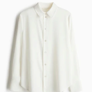 Vit skjorta från H&M - Säljer en klassisk vit skjorta från H&M i storlek XXS. Blev sen med retur så helt ny, aldrig använd. ord pris 199. För frågor eller fler bilder är det bara att skriva till mig 🥰