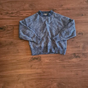 Blå stickad tröja - Säljer en mysig blå stickad tröja från Cubus. Tröjan är xs men rätt kort! Knappt använd.