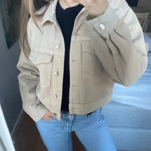 Beige kort jeansjacka - Jeansjacka från ginatricot, inga defekter, från ingen användning. Storlek Small.