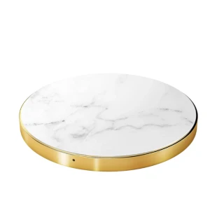 Trådlös laddare med marmormönster - Elegant trådlös laddare med en stilren design i vitt marmormönster och guldfärgad kant. Perfekt för att ladda din enhet med stil på skrivbordet eller nattduksbordet.