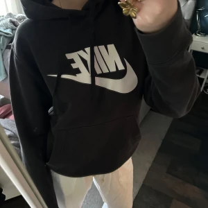 Nike Hoodie - Snygg Nike Hoodie i strl M, använd men bra skick🩵