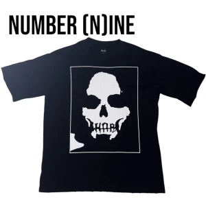 NUMBER (N)INE SKULL TEE - Number (N)ine Skull Tee i storlek 3 (L) som inte används längre pga byte av stil. Sparsamt använd och har klippt remmarna som egentligen ska vara på axlarna då jag inte tyckte om dom
