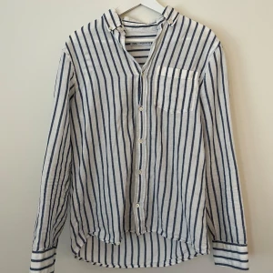 Vit blå randig skjorta - ZARA - Randig skjorta från ZARA | Storlek: S | Perfekt för sommaren! | mitt pris: 139 :- | Vädligt bra skick (pytteliten fläck, se bild 4) | Funderingar? Skriv! 