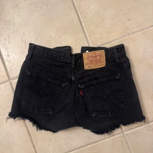 Vintage levis shorts - Säljer dessa jättefina vintage levis shorts i strl 27 men små i storlek. Midjemått är 70cm. Dom är mid/low rise