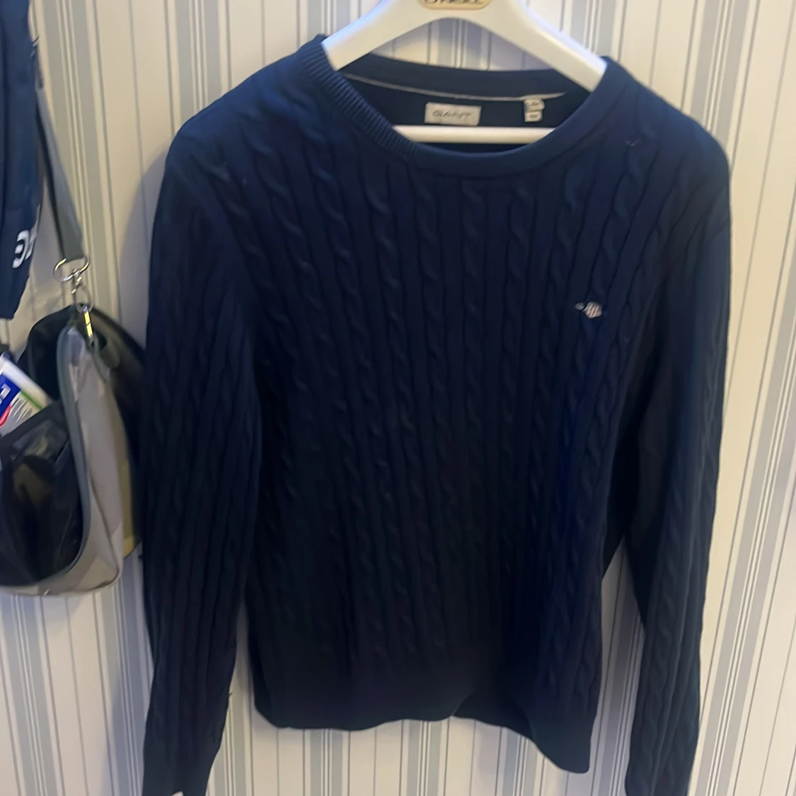 Mörkblå kabelstickad tröja från Gant