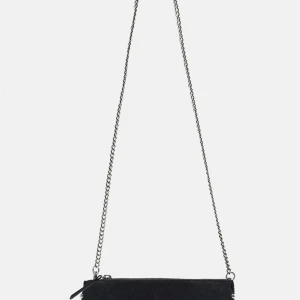 Svart väska från Zara - Jättefin svart väska från zara med silverdetaljer, avtagbar kedja och tre olika fack. Nypris 299 kr. Säljer då den knappt kommer till användning, använd ca 4 ggr bara och inga defekter!💕