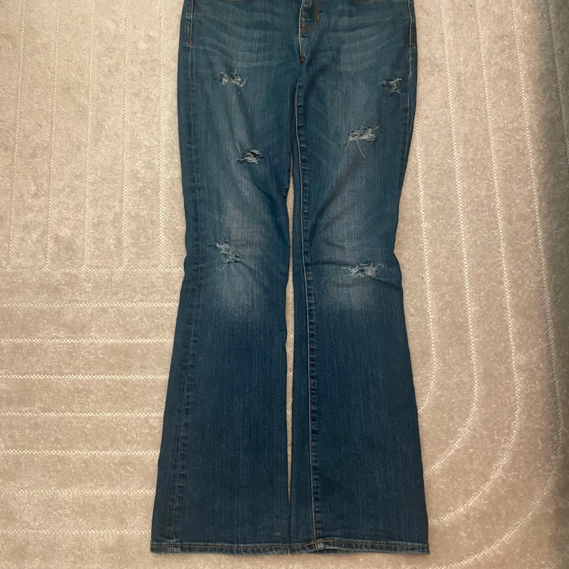 Blå jeans med slitningar - 2