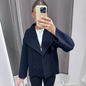 Svart kavaj med knappar - Säljer min korta kappa från Gina. Köpt på barnavdelningen storlek 170 men passar mig som vanligtvis jag S/34-36