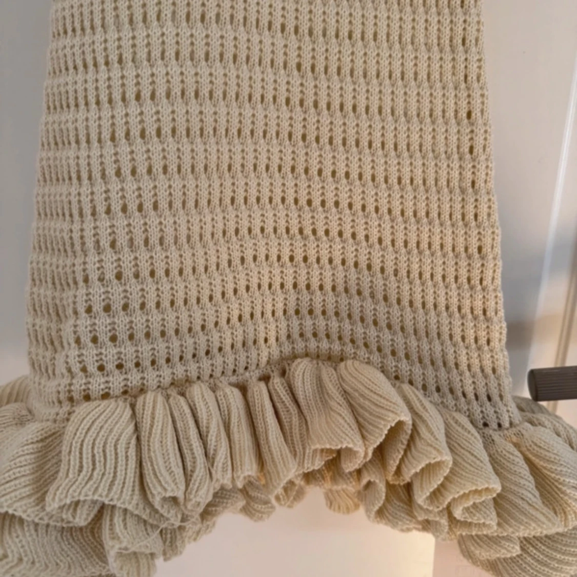 Beige/vit virkad klänning med volangdetalj - 3