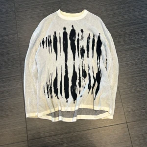 Vit och svart tröja från Zara - Säljer en unik vit tröja från Zara med ett svart abstrakt mönster på framsidan. Tröjan har långa ärmar och en rund halsringning. Perfekt för dig som vill sticka ut med en stilren look. Priset kan diskuteras.