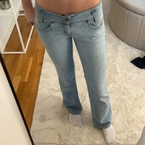 Ljusblå bootcut jeans från Lee - Säljer ett par ljusblå bootcut jeans från Lee. De har en klassisk femficksdesign och är lågmidjade. Perfekta för en avslappnad stil. Märkeslogga synlig på baksidan. För referens är jag 166 cm lång💓har vanligtvis w24/25 på jeans/ 32/34 🥰