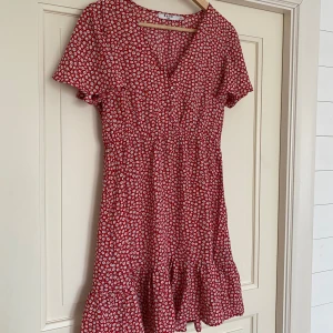 Röd blommig klänning - Röd blommig klänning i fint skick!
