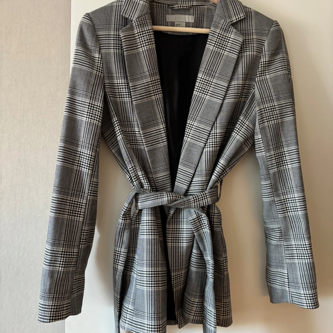 Grå rutig kavaj med bälte