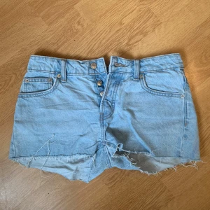 Lågmidjade jeans shorts - Ett par lågmidjade jeans shorts ifrån lager 157! nästan aldrig använda 