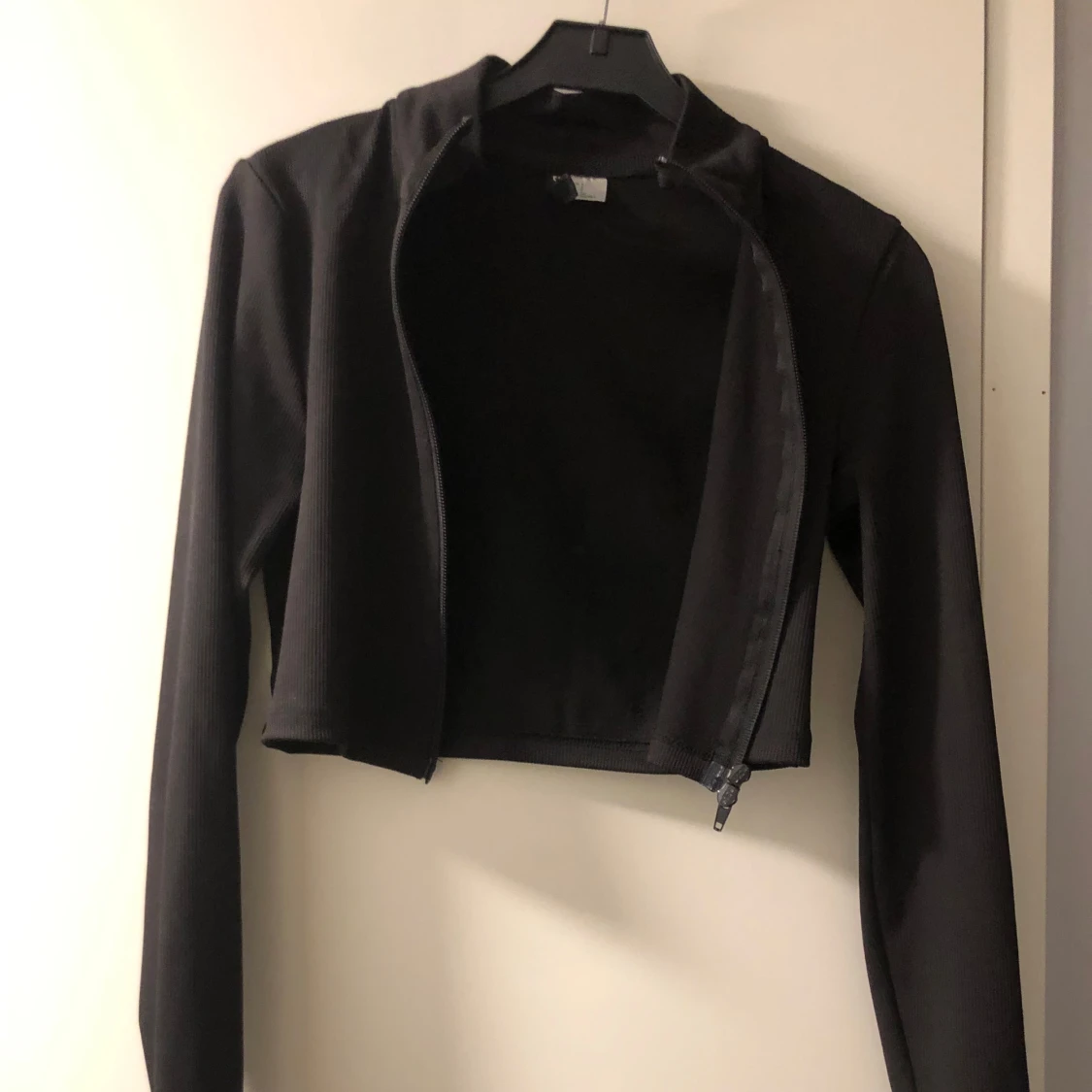 Svart croppad jacka från H&M Divided