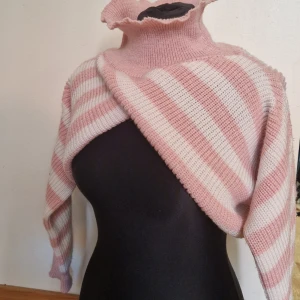 Stickad tröja/bolero - går o bära på många sätt