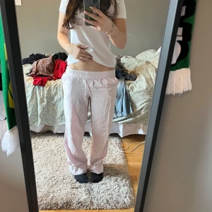 Randiga byxor - Säljer ett par bekväma randiga byxor från Gina Tricot i storlek S. Byxorna har en mjuk och avslappnad passform med elastisk midja. Perfekta för en avslappnad dag hemma.