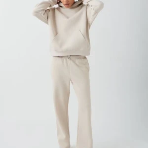 Beige mjukisbyxor och hoodie - Snygga och bekväma beige mjukisbyxor med rak passform och hoodie från ginatricot . Säljer båda plaggen i ett och samma. Använt max 4 gånger❤️