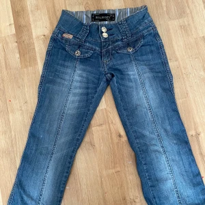 Blåa Lågmidjade flare jeans/byxor - Snygga jeans som jag köpt secondhand men som tyvärr inte passar, storleken är ungefär 32 till 34, väldigt bra kvalitet och väldigt sköna. Pris kan alltid diskuteras 💕